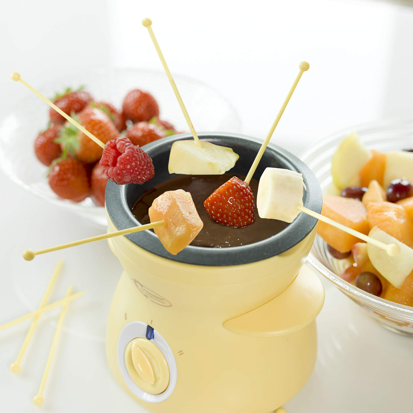 Bestron Schokoladen-Fondue für 2 Personen, Mini-Schokofondue-Set, inkl. 10xSpieße, 10xGabeln und 1xSpatel, 25Watt, Gelb