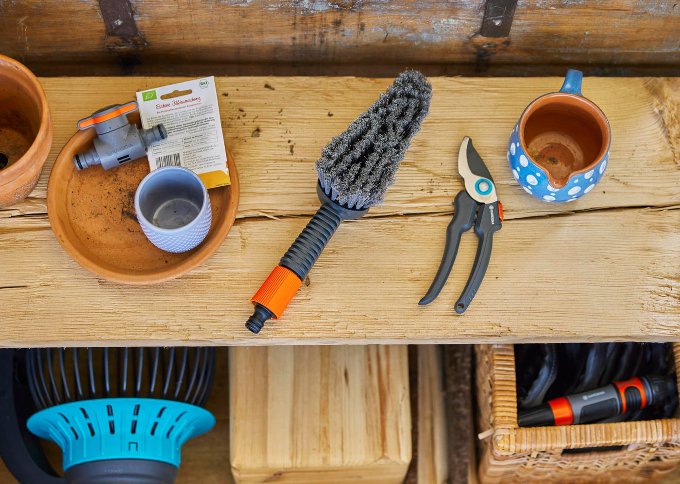 Gardena Cleansystem Wasch-Set mit Handbürste S soft: Reinigungsbürste für empfindliche Flächen und enge Stellen, mit Durchflussregulierung, inkl. Reinigungssticks zum effektiven Putzen (18860-20)