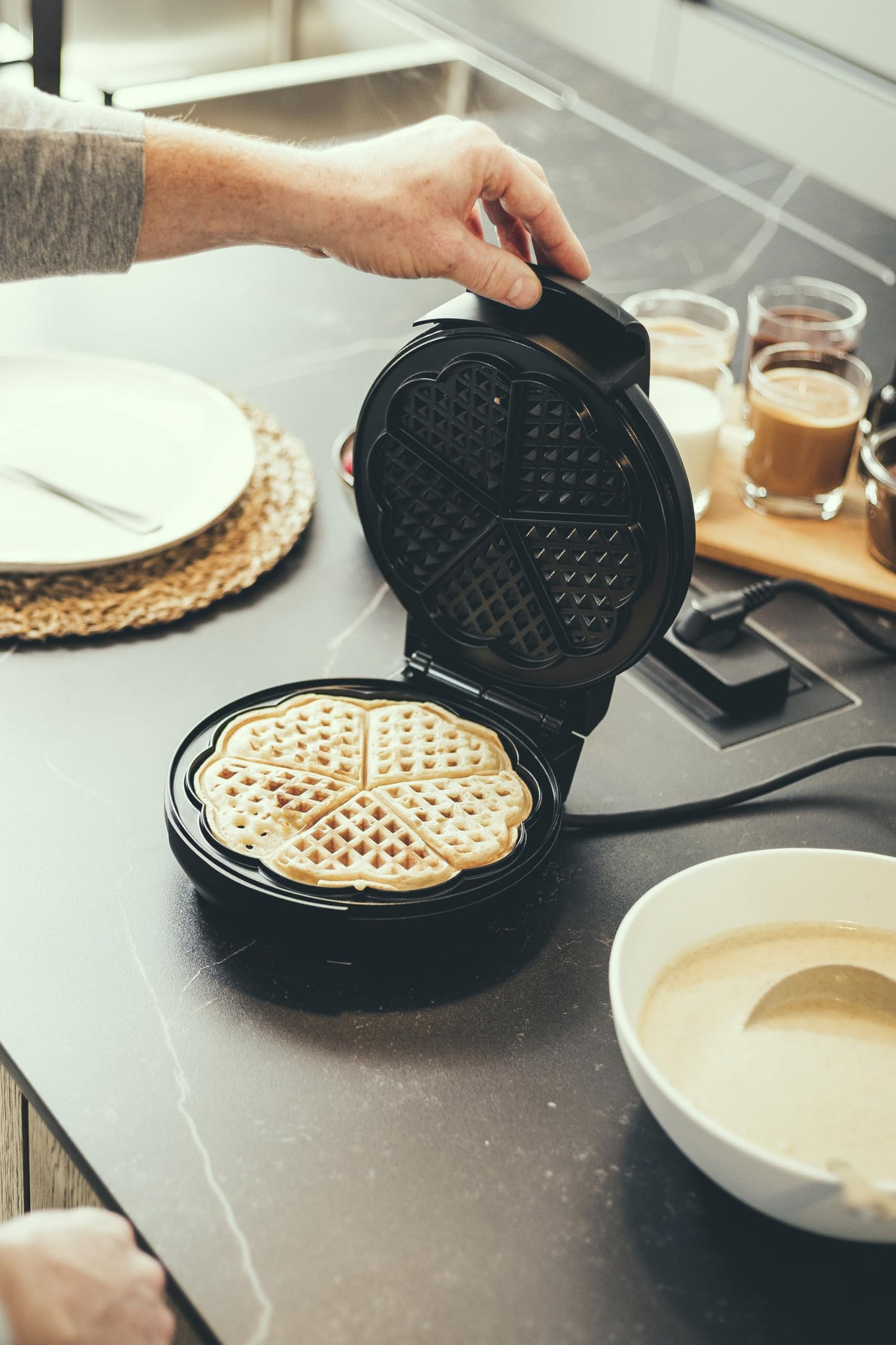 SEVERIN Waffeleisen, Waffeleisen mit Antihaftbeschichtung für klassische Herzwaffeln, platzsparendes Herzwaffeleisen, ca. 1.300 W Leistung, schwarz/ Edelstahl, WA 2103