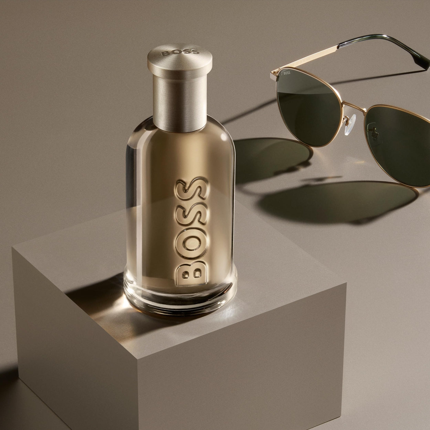 BOSS BOTTLED Eau de Parfum, orientalisch-holziger Herrenduft mit Zimt und Moschusnoten für vielseitige Männer, 50ml