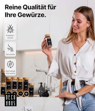 Deco Haus® Gewürzgläser eckig mit Holzdeckel 24er Set [+ Etiketten & Streueinsatz] - Gewürzdosen Set Glas - Gewürzbehälter Spice Jars - Aufbewahrung - Behälter für Gewürze - Gewürzaufbewahrung