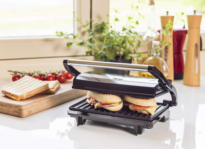 Bestron elektrischer Kontaktgrill mit Auffangschale, Sandwichmaker mit Cool-Touch-Handgriff, Paninimaker mit Antihaftbeschichtung, 700 Watt, APM123Z, Farbe: Schwarz, 22,5 x 14 cm