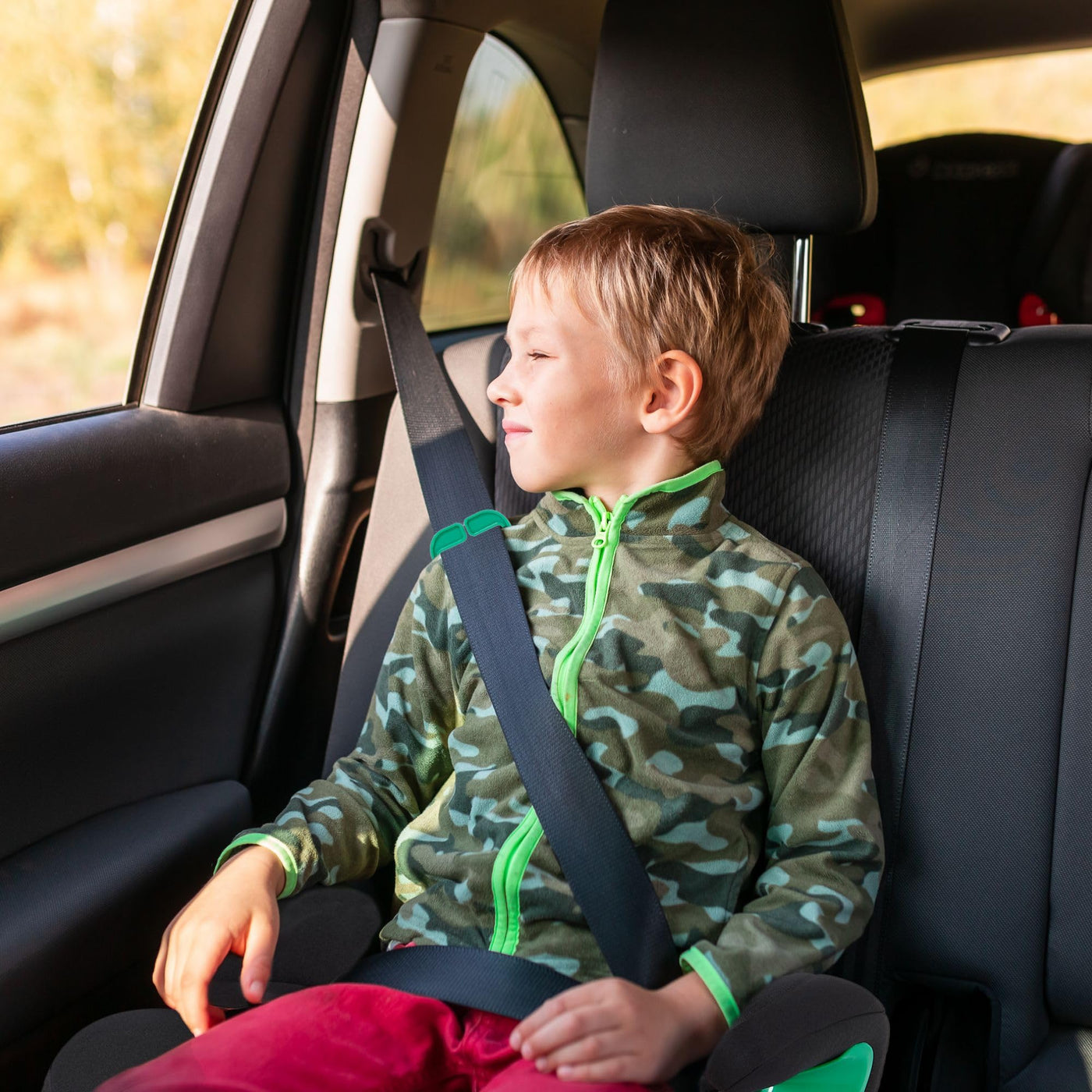 FableKids Sitzerhöhung Auto Kinder Isofix | 3-Punkt-Sicherheitsgurt | Kindersitzerhöhung bis 5 Jahre | Autositz für Kinder 125-150cm mit Becherhalter | ECE R129/03 | Schwarz