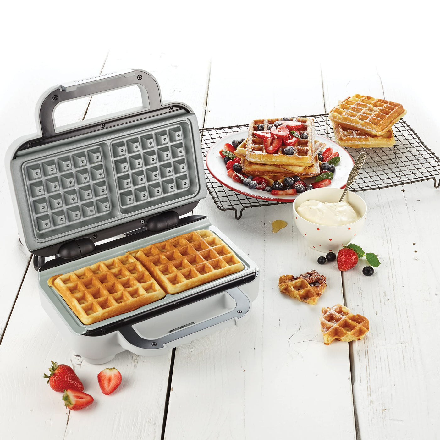 Breville DuraCeramic Waffeleisen, Leicht zu reinigendes Waffeleisen mit Antihaftbeschichtung und tiefen, herausnehmbaren Platten, Weiß und Edelstahl [VST072X]