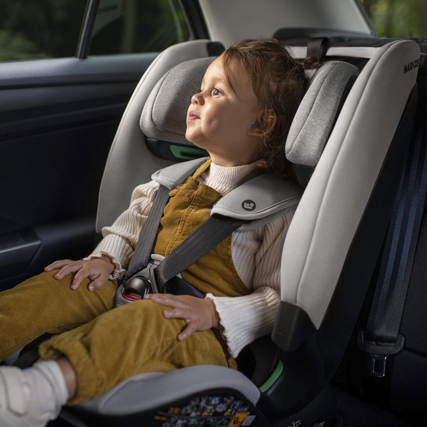 Maxi-Cosi Titan Plus i-Size, mitwachsender Kinderautositz, 15 Monat-12 Jahre (76-150 cm), G-CELL-Seitenaufprallschutz, 4 Liegepositionen, weiche Schaumstoffpolster in Kopfstütze, Authentic Graphite